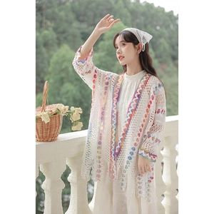 Cardigan etnico in maglia con motivi geometrici colorati e nappe per vacanze estive