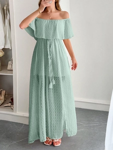 Dettaglio vestito lungo verde chiaro a pois con scollo a barchetta e cintura con nappe