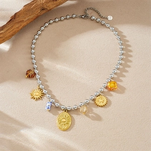 Collana in acciaio inox con perline, pendente a girasole ovale e grani color ambra