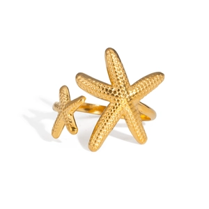 Vue détaillée du design double étoile de mer sur la bague de plage en acier doré