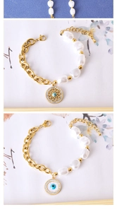 Détail d'un bracelet en perles de bohème avec œil protecteur et breloques dorées ajourées