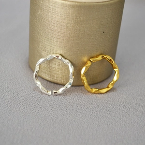 Minimalistische gehämmerte Wellenringe in Gold und Silber, verstellbare Form