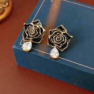 Détails de boucles d'oreilles vintage fleurs noires et zircons en forme de goutte
