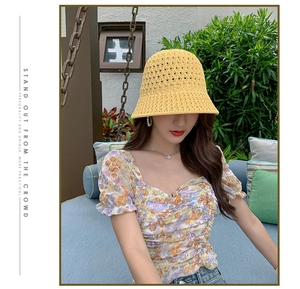 Gros plan du bob en tricot jaune vif montrant la texture ajourée sophistiquée