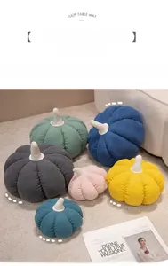 Détail macro de coussins citrouille en velours côtelé de différentes couleurs