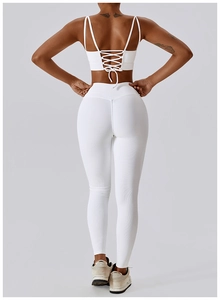 Ensemble de yoga côtelé blanc montrant le haut à lacets croisés et le legging taille haute