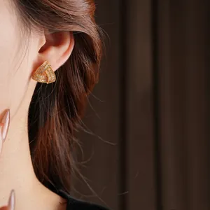 Boucles d'oreilles triangles dorées tressées avec cristaux de zircone pour femme