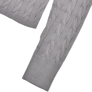 Gros plan d'un pull gris montrant la texture en maille torsadée et les finitions côtelées