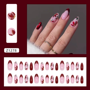 Unghie finte burgundy cat-eye con motivi floreali e piccole perle dorate eleganti