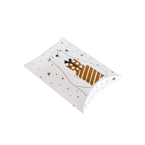 Caja de regalo blanca en forma de almohada con un lindo oso polar sosteniendo un regalo