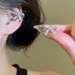 Clip per orecchie a fiocco in zircone scintillante in finitura argento senza buco