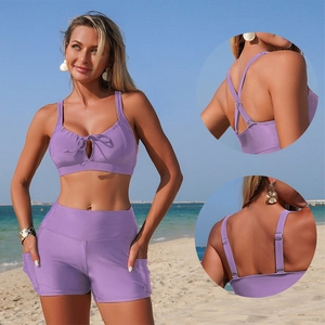 Bikini sportivo a due pezzi color lavanda con spalline regolabili e tasche laterali