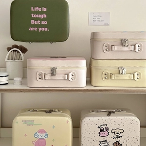 Assortiment de trousses de maquillage esthétiques avec imprimés mignons sur étagère