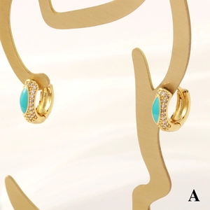 Detailaufnahme von vergoldetem Ohrring mit blauer Emaille und Zirkonia auf Display