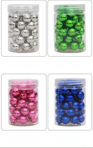 Dettaglio di mini palline di Natale da 1,5cm nei colori argento verde rosa e blu lucidi