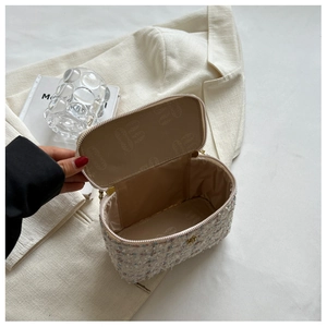 Détail du mini sac boîte en tweed avec tissu scintillant et fermeture dorée