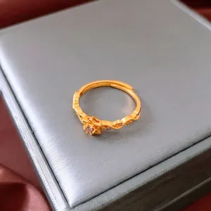 Bague fleur plaquée or de luxe avec pierre rose et anneau torsadé ajouré élégant