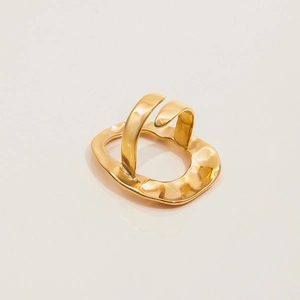 Détail macro d'une bague en acier inoxydable plaqué or 18k avec design ondulé élégant