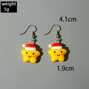 Vue détaillée des boucles d'oreilles étoile jaune avec bonnet de Noël et mesures précises