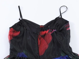 Détail de la robe en organza à fleurs avec fines bretelles et fermeture éclair invisible