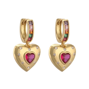 Asymmetrische Herzohrringe in Gold mit bunten Strasssteinen und magenta Hauptstein