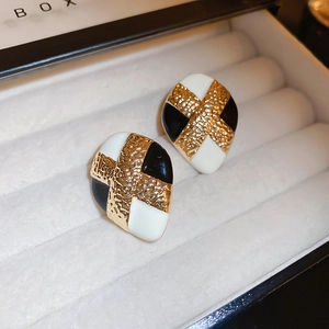 Orecchini geometrici vintage con smalto bianco e nero e metallo dorato martellato a mano