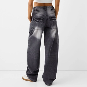 Vue arrière du jean cargo large délavé avec taille haute et grandes poches arrière