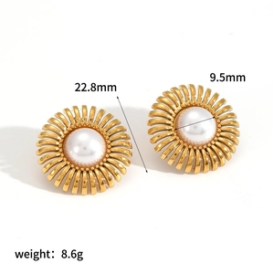 Boucles d'oreilles tournesol dorées avec perle blanche et diamètre de 22,8 mm