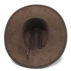 Détail de l'intérieur d'un chapeau en daim marron avec bandeau et cordon de serrage