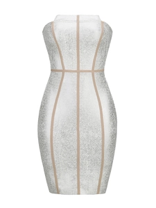 Vue détaillée de face d'une robe bandage argentée avec bandes beiges et design sans bretelles