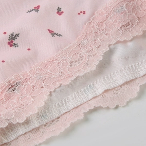 Détail de tissu floral rose avec bordure en dentelle élégante et couture précise