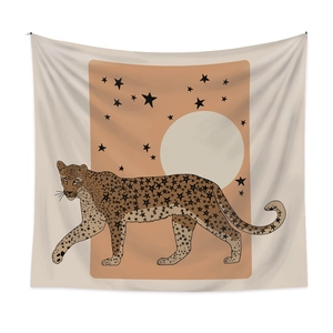 Böhmischer Wandteppich mit modernem Leoparden-Design und orangefarbenem Mond-Hintergrund