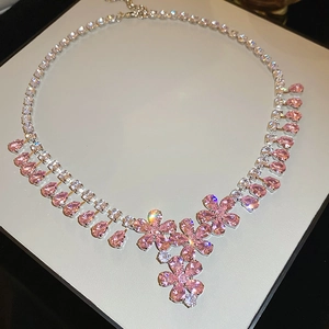 Dettaglio della collana a fiori con gemme rosa a goccia e zirconi bianchi lucidi