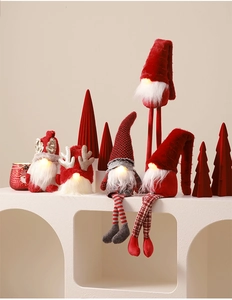 Détail de gnomes de Noël en peluche avec nez lumineux et bois de renne festifs