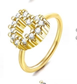 Detailweergave van een 18K gouden ring met een hol D-vormig ontwerp en pavé gezette zirkoon