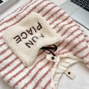 Détail d'un sac cabas en peluche à rayures roses avec une poche brodée Fun Place