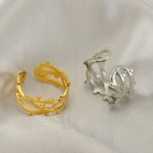 Anelli regolabili in acciaio al titanio onde oro e argento con bordi perlati