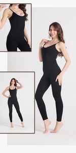 Détail de la combinaison de yoga dos nu noire montrant le décolleté et le tissu extensible