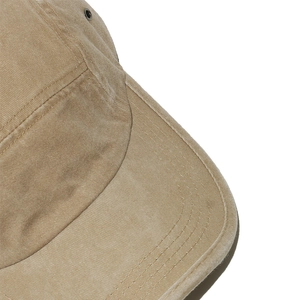 Makro-Detail der khakifarbenen Cord-Baseballkappe mit Ziernähten und Metallösen