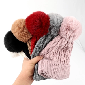 Berretti in maglia a trecce con pompon in pelliccia sintetica in vari colori invernali