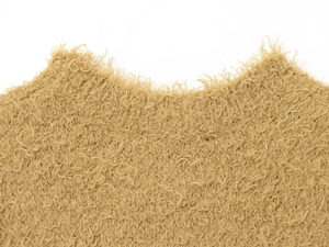 Texture détaillée du tricot en fausse fourrure camel avec finition synthétique