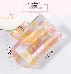 Detail view of marble pattern hair claw with measurements 6.6cm by 3.6cm by 4.7cm