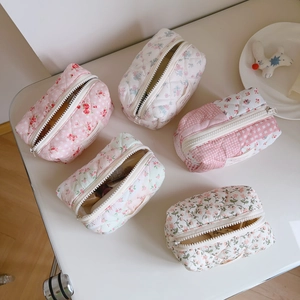 Floral Quilted Cotton Cosmetic Bag Padded Makeup Pouch Zipper Toiletry Organizer Sweet Pastoral Style Travel Storage Bag