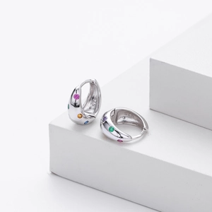 Gros plan détaillé des boucles d'oreilles en argent 925 avec zircons multicolores