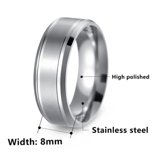Anello da 8mm in acciaio inox argento opaco con finitura spazzolata e bordi smussati lucidi