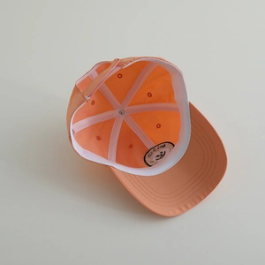 Detailansicht der Innenseite einer orangen schnelltrocknenden Kinder-Baseballkappe.