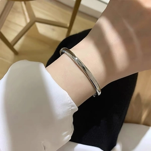 Bracciale rigido minimalista in acciaio al titanio lucidato a specchio argento al polso