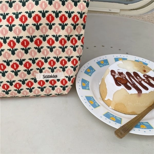 Détail de la trousse de toilette en velours côtelé à fleurs avec motifs de tulipes
