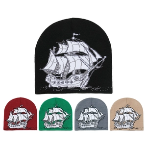 Vue détaillée de bonnets en tricot d'hiver avec motifs de voilier en cinq couleurs