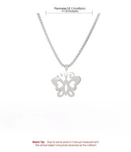 Dettaglio della collana a farfalla in acciaio inossidabile con dimensioni di 46cm e 5cm